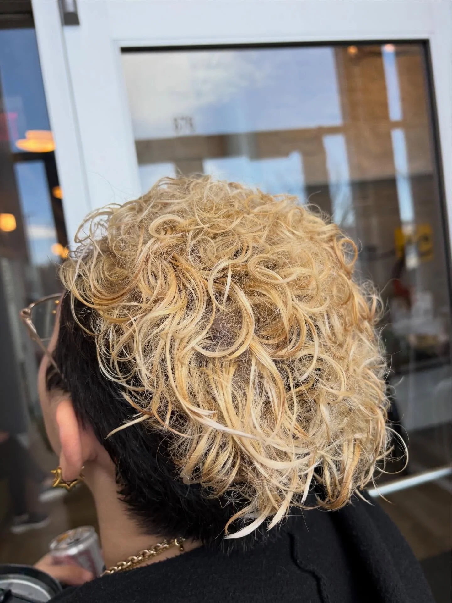 Peaakkkk 🧎🏻&zwj;♀️ We have madeee ittt. From dark to blue to blonde what a fun ride which of course couldn&rsquo;t be done without patience, fun hangs, and color theory 🧠 

Really loved how this session came out 🙌🏻 if you&rsquo;re interested in 