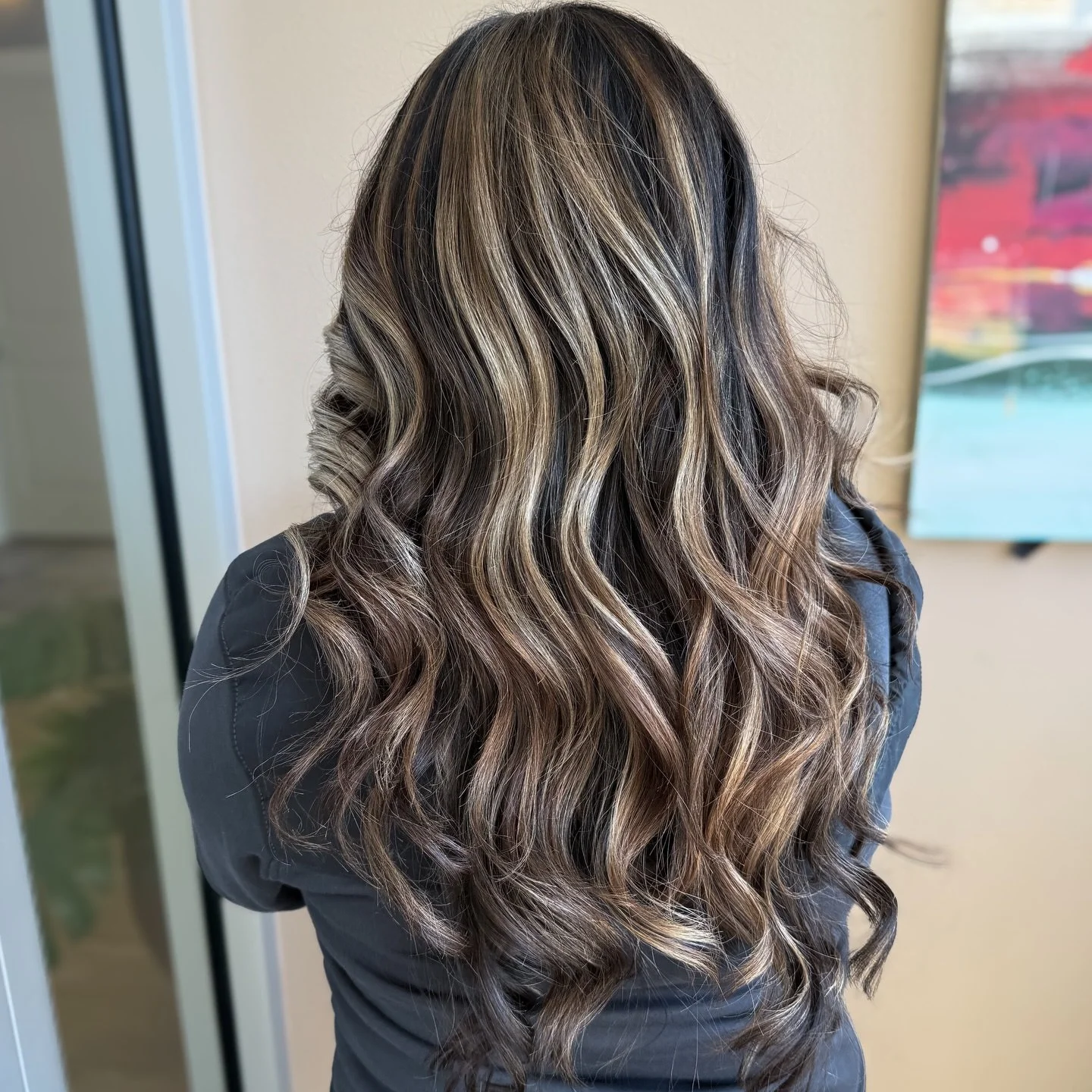 Dimension and depth 🫡🫡

I! Love! Dimensional! Foilwork!!! 

We use this natural dark base for the perfect lowlight to just make those beige blonde ribbons pop 💥

#haircolor #longislandcolorist #longislandvegan #longislandstylist #foilyage