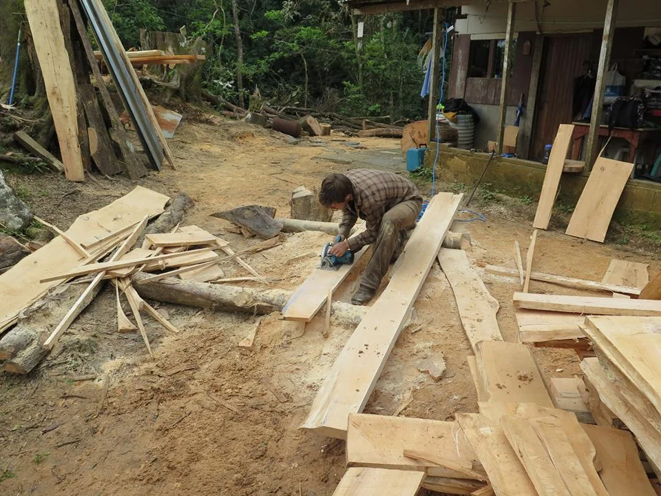 Anschließend kann man die Bretter weiter mit der Handkreissäge bearbeiten. Die 2 3/8“ Bretter werden in 4,5“ und 1,5“ breite gesägt. Dies dient später als Material für die Grundkonstruktion des Fußbodens und des Daches. Die 1 1/4“ werden als Bretter für den Fußboden gesägt.