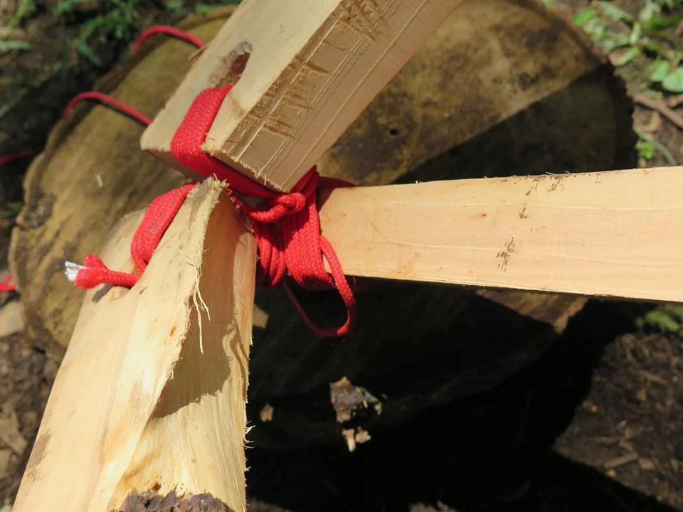 Die Holzlatten für das Dach werden nicht mit Schrauben befestigt sondern mit Schnur fest zusammen gebunden, um die Stabilität des Holzes nicht zu beeinträchtigen.