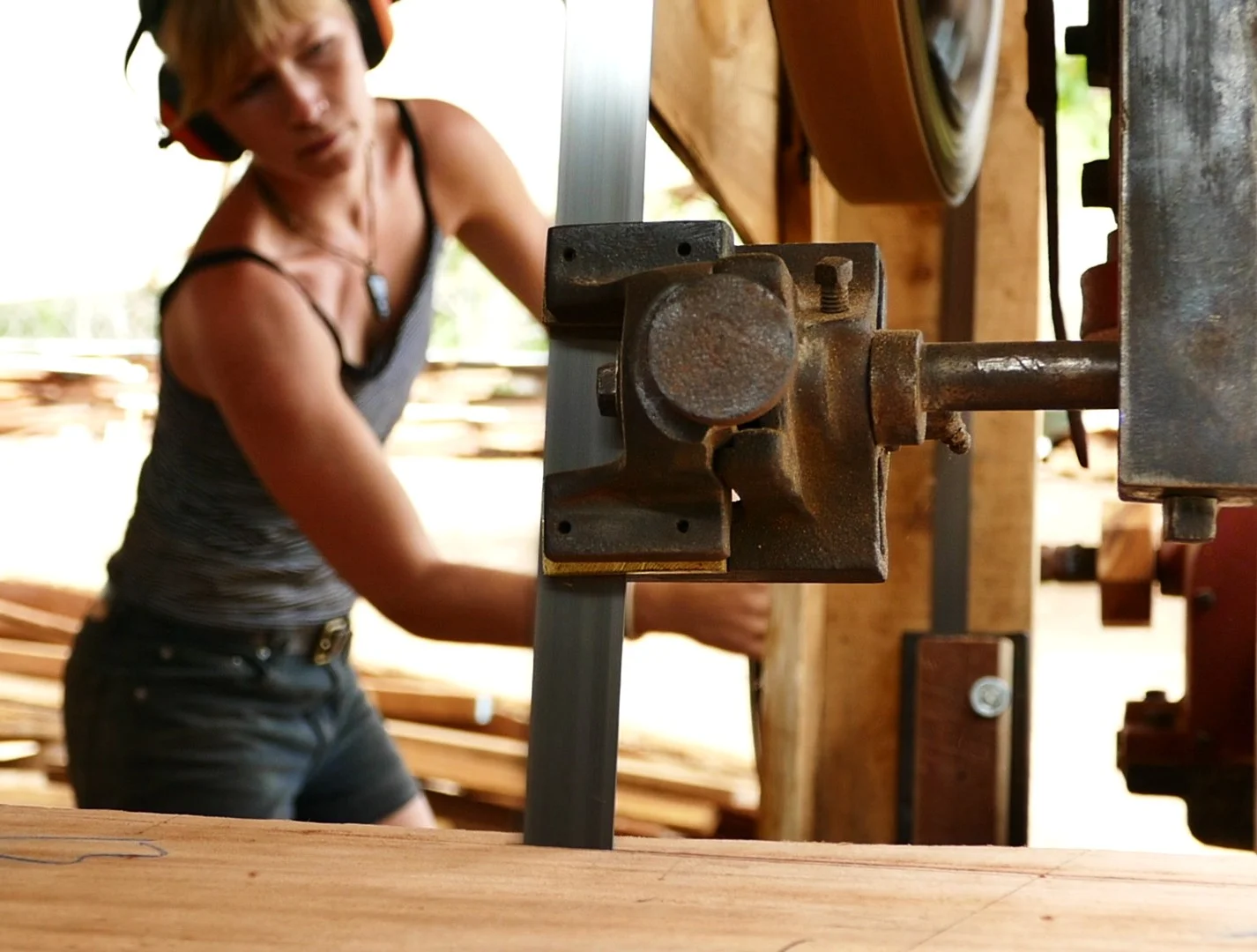Iris checks the angle for the rolling bevels of the frame’s futtock as the ships-saw smoothly cuts through.