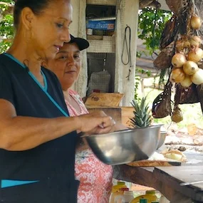 Marisol ya está en la cocina a las 6:30am para satisfacer las papilas de los trabajadores hambrientos. // Marisol est en cuisine dès 6h30 pour satisfaire les papilles des travailleurs affamés. Photo by Finn Richardson