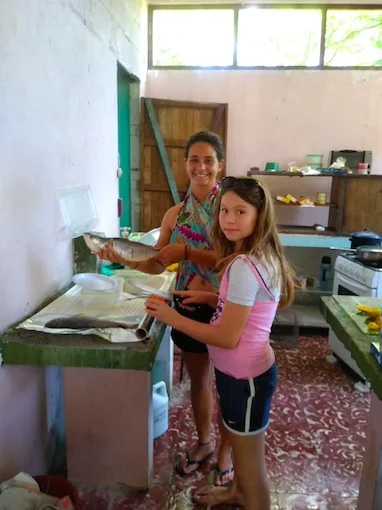 A la cocina con Mariangel : hoy almorzamos corvinas a la parrilla. // En cuisine avec Mariangel : ce midi c’est courbines en papillotes au feu de bois. Photo by Raphael Solis