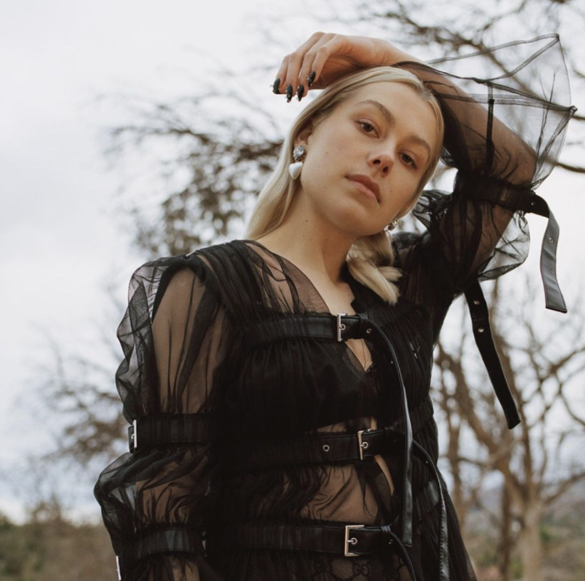 Buzzing Daily: Phoebe Bridgers covers "That Funny Feeling" 
