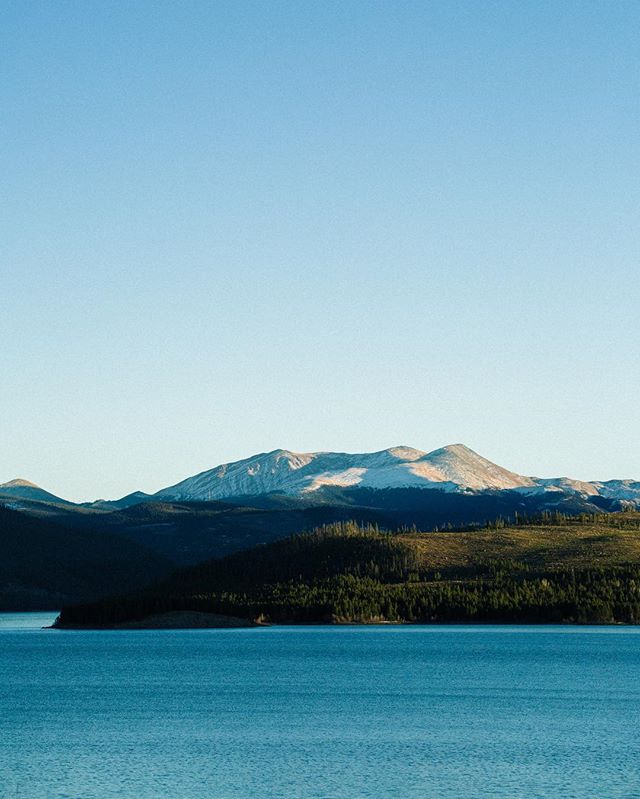 Thankful for views like this. Sending light and love from Lake Dillon. Happy Thanksgiving everyone🍁
➖
🌙Nothing is as sublime as a Colorado fall night, the sun sinking earlier than usual behind the hills at 5 but the sky still glowing by the moonlig