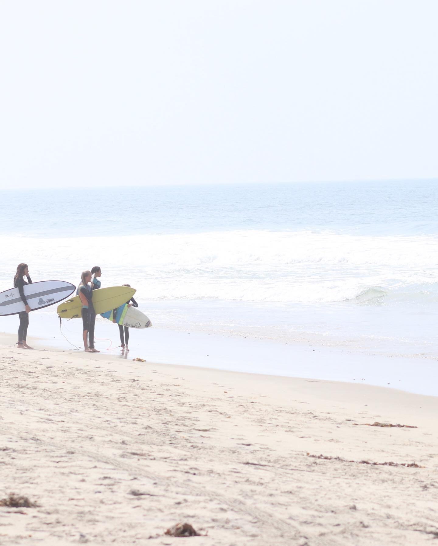 These warm, glassy, fall days full of chest/head high swell have been terrible lately 😜 
.
.
.
#greenwavesurf #surfpe #surfcoaching #surf #surfbuddies #bepresent #movingmeditation #oceanlife