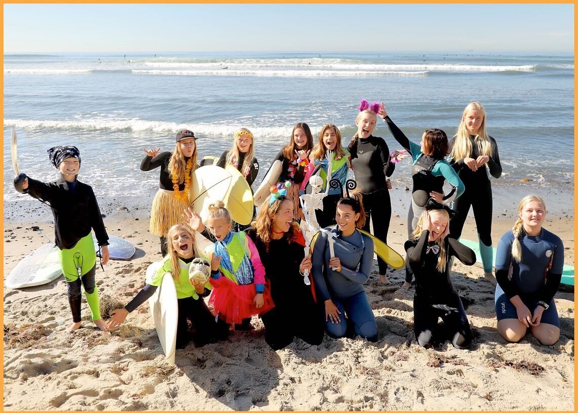 Halloween 👻 surf 🏄 was full of fun waves 🌊 warm sunny 😎 weather and goofy smiles all around. 📸 @smills1 
.
.
.
#greenwavesurf #costumesurf #surfbuddies #surfclub #pe #surf #socal