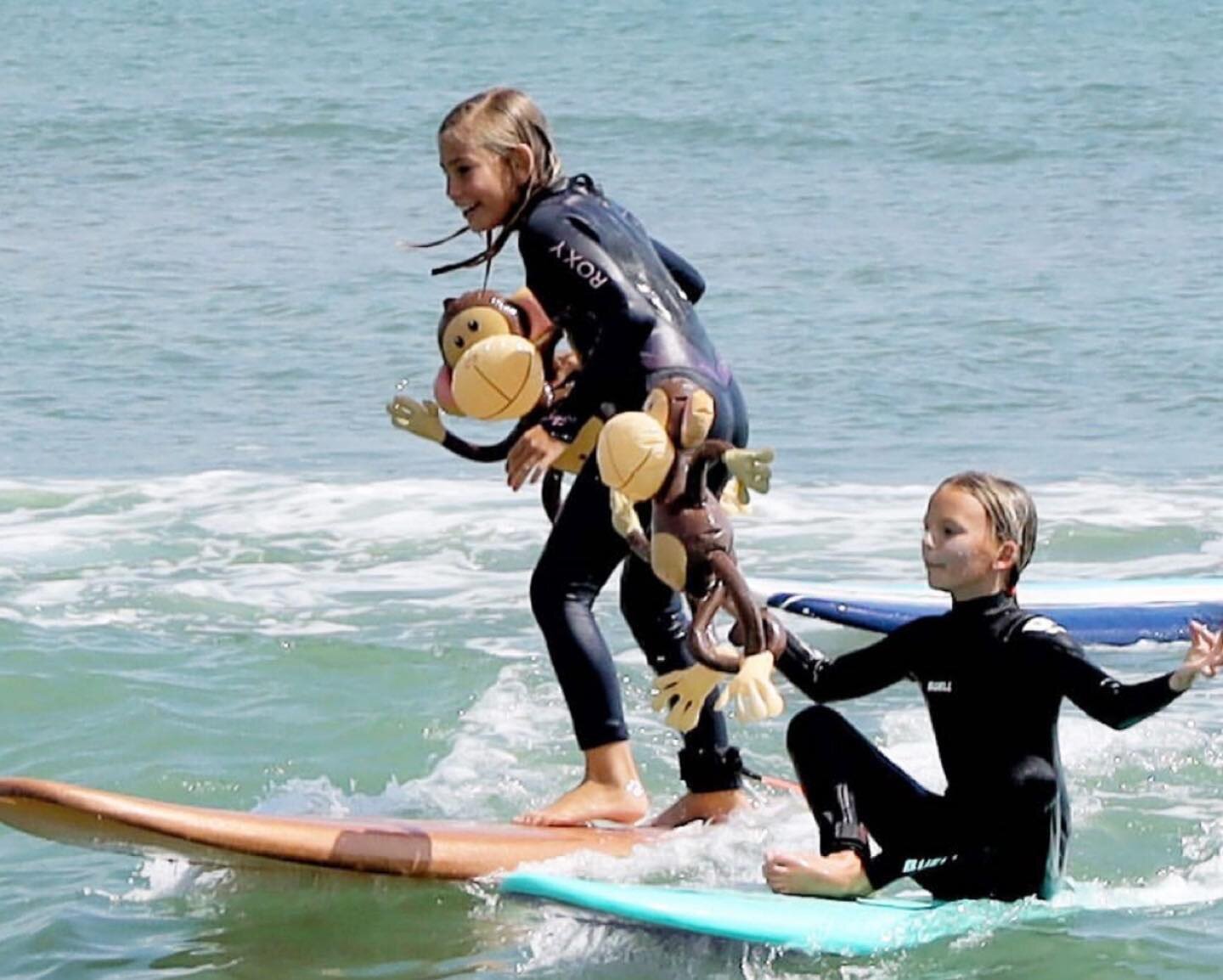 Seriously,always smiling and shredding #monkeybusiness 💕💕💕Love to see connections made and surf buddies formed.  These two met through surf coaching this last year and now they celebrate birthdays together like the little surf monkeys 🐒 they are 