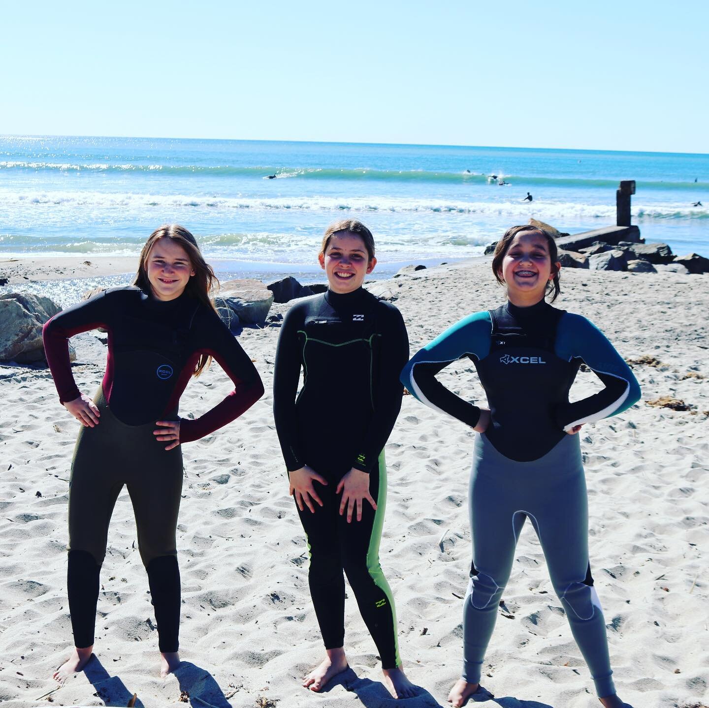 So proud of these girls sticking to their in between surf🌊 workouts! 🐬💪🏽💦 
.
.
.
#surfinggoals #corestrengthening #musclememory #surftraining #morewavesmorefun #greenwavesurf