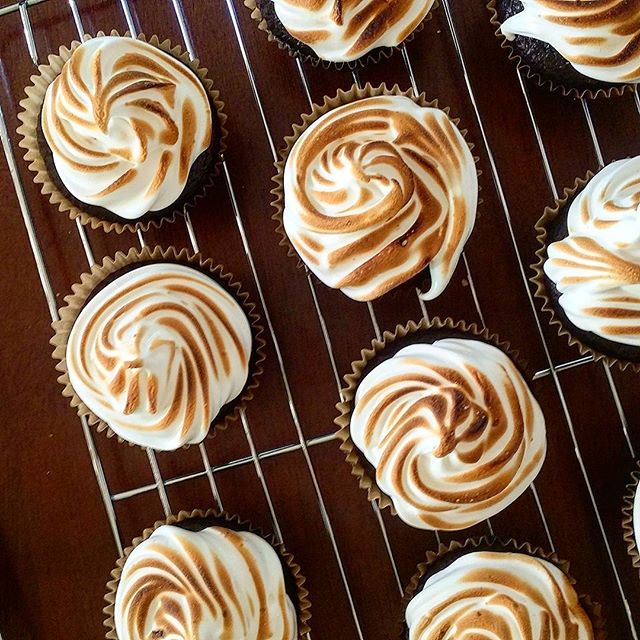 I love to bake and made these s'mores cupcakes for the fam not too long ago. Scratch made chocolate cake, graham cracker crust with meringue frosting (my favorite part)! #yum #holidaybaking #meringue