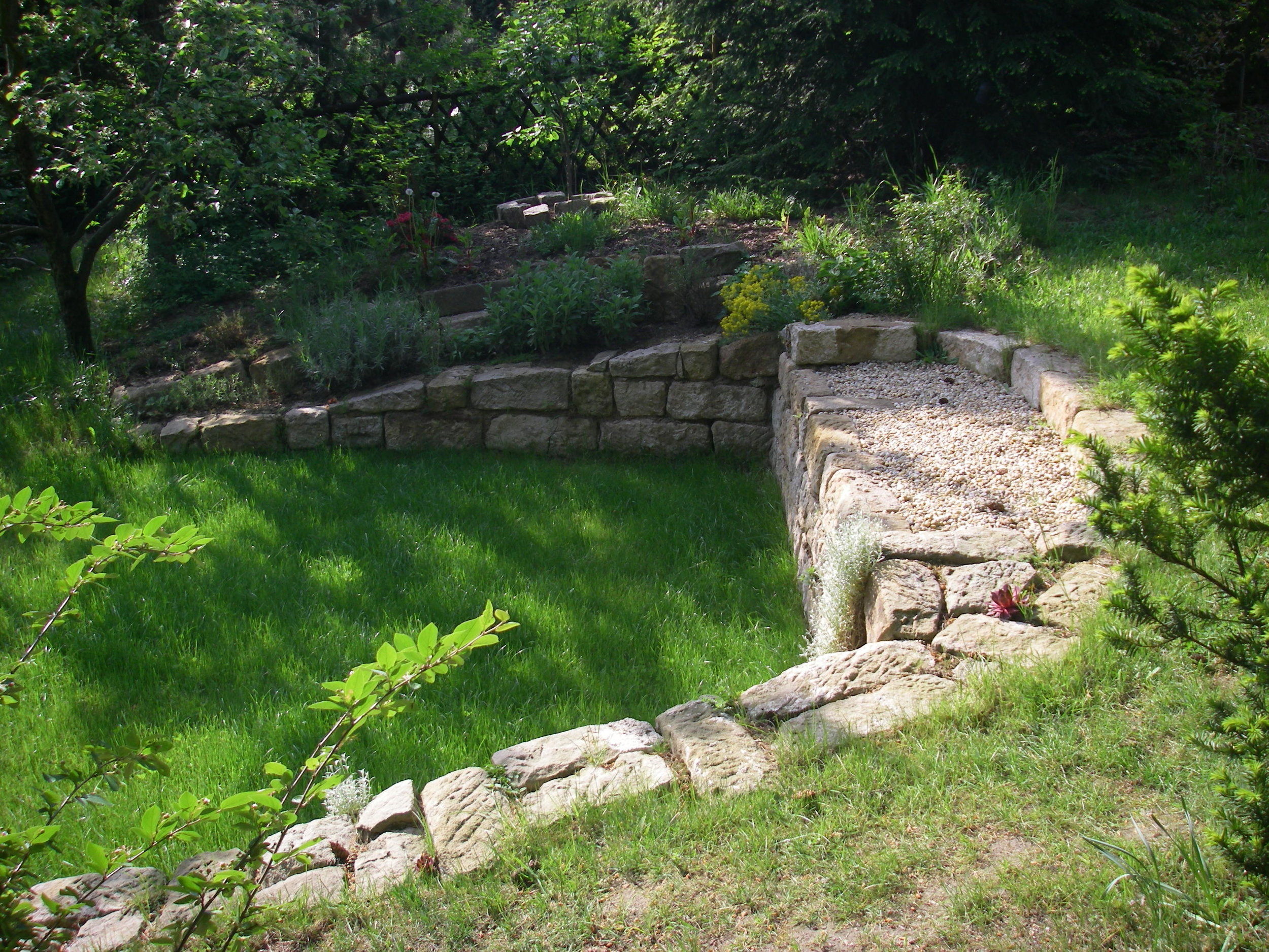  Sitzmöglichkeit in einer Gartenanlage 