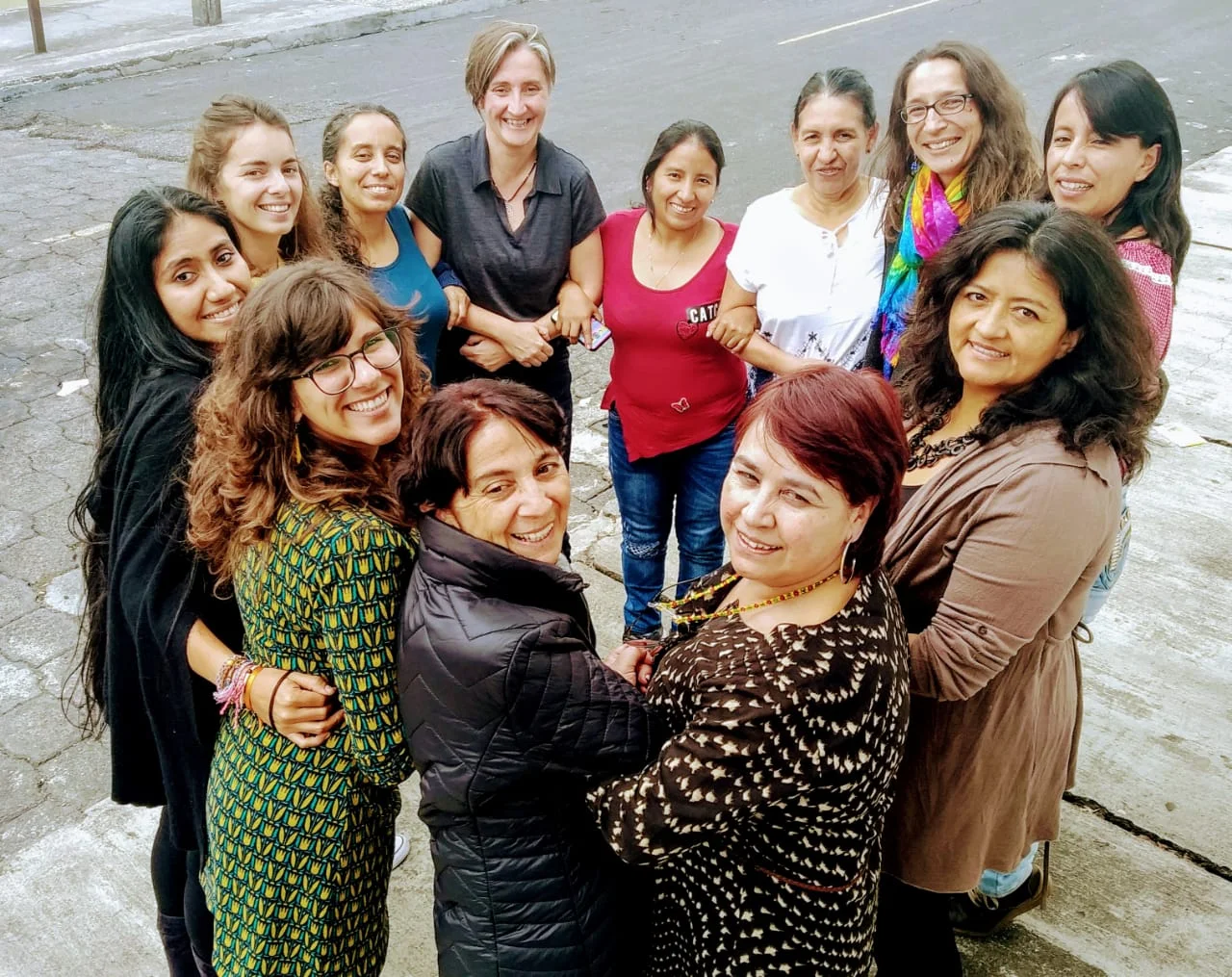 Renovamos nuestro compromiso de trabajar colectivamente en la atención a las mujeres que han vivido situaciones de violencia y cuyas vidas se han puesto en peligro. Llamamos a políticas públicas y una concertación nacional que busque la erradicación de todas las formas de violencias contra las mujeres.