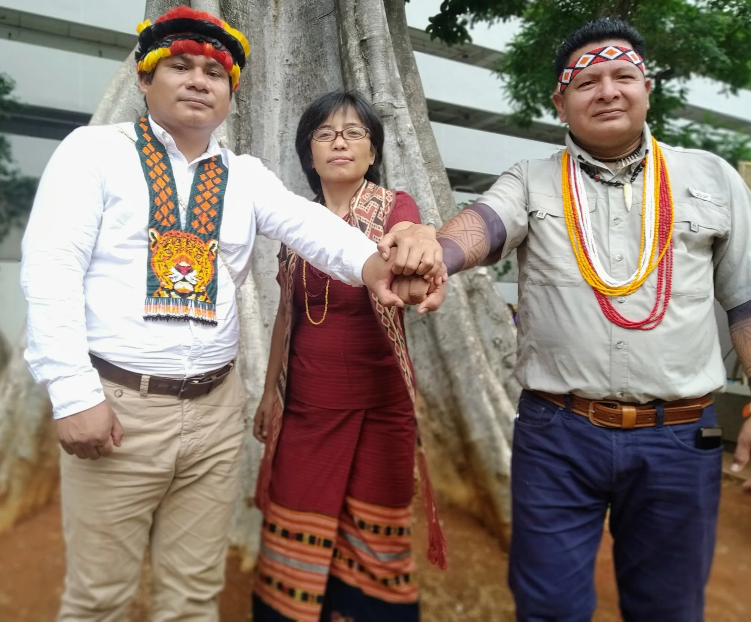 Tuntiak Katan, vice-coordinador de COICA (izquierda), Rukka Sombolinggi, Secretaria General de AMAN, y Cándido Mezúa, Secretario de Asuntos Internacionales de AMPB, reafirman su vínculo de trabajo conjunto en el marco de la Alianza Global de Comunidades Territoriales.