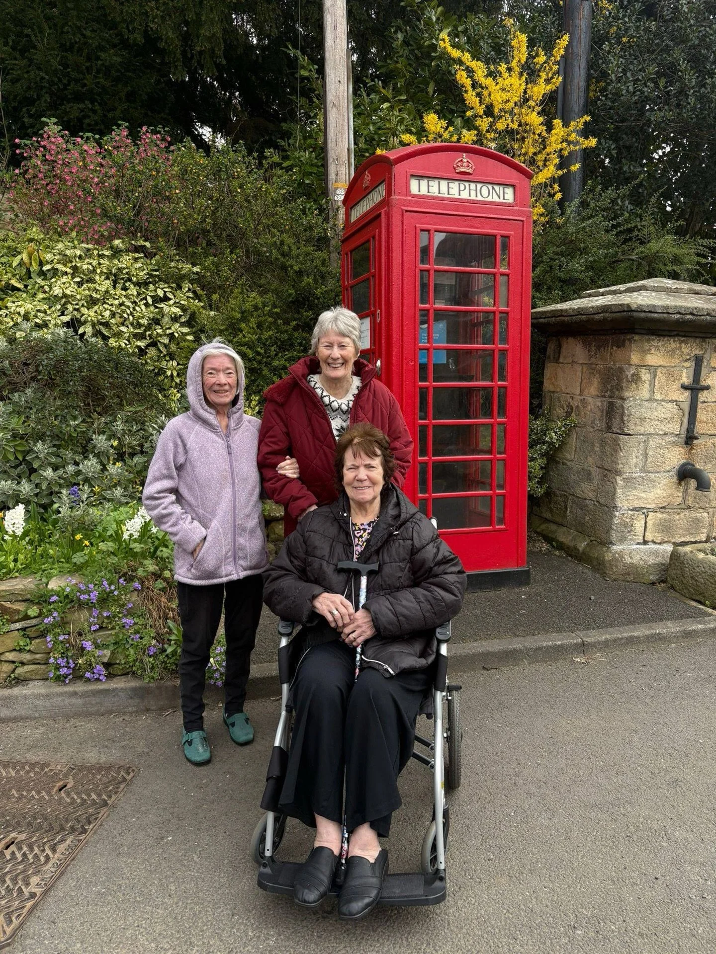 Friday round-up⛅️

With the longer, brighter days beginning, Wellburn House headed out for a walk in the sunshine. Residents enjoyed looking at the beautiful spring flowers in their local community🌸

Riverhead Hall had some lovely visitors this week
