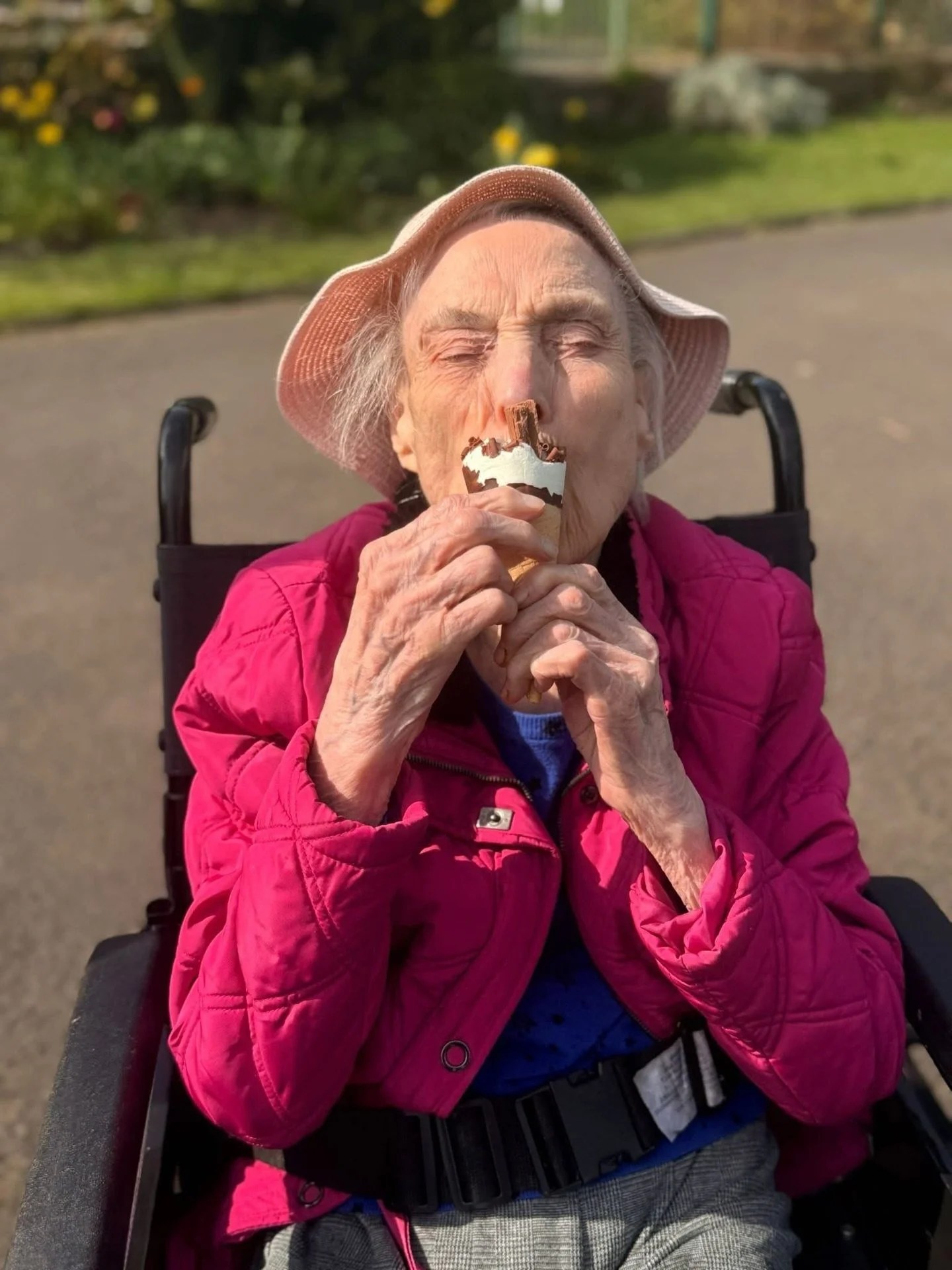 Bank holiday round-up 💫

Residents at Ryton Towers headed out in the sunshine to relax and enjoy a delicious ice cream while soaking up the sun☀️🍦

Nightingale Hall enjoyed a trip into Richmond, stopping at The Station for a coffee, cake and a good