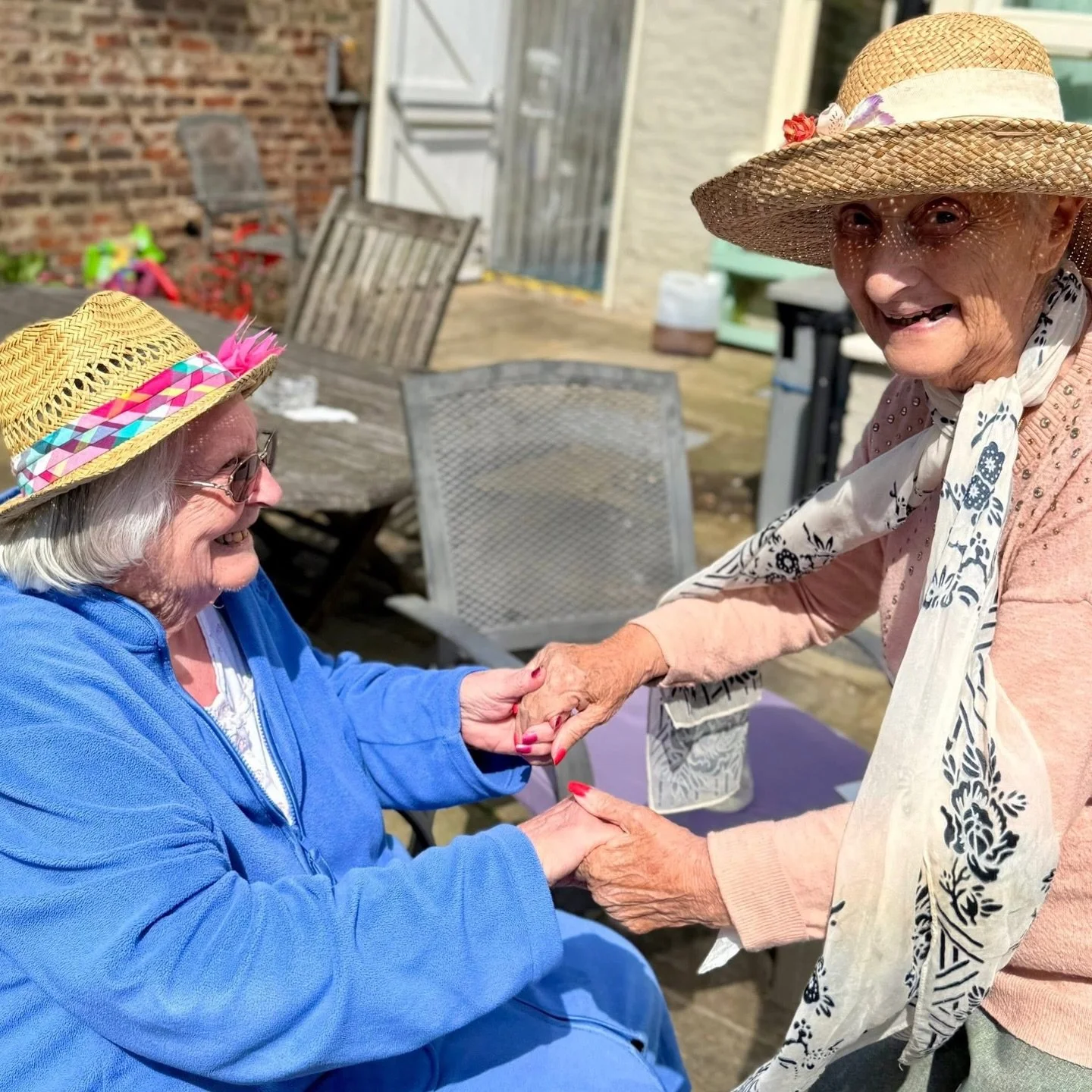 This week at Wellburn Care Homes ☀️

Riverhead Hall had plenty of bank holiday fun with a special performance from the talented Miss Vintage Twist. Everyone enjoyed a good old sing-song, with residents up dancing the day away 🎶

Residents from Eight
