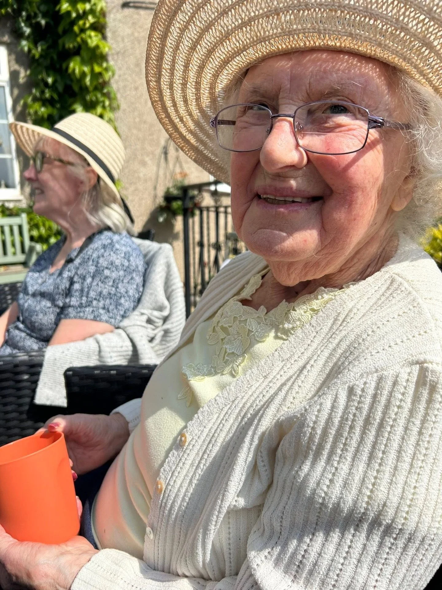 This week at Wellburn❤️

Heatherdale grabbed their hats and headed outside to soak up the sunshine during the gorgeous bank holiday heatwave👒☀️

Craghall enjoyed a fantastic trip to @hayfarmheavyhorses￼, where residents met some amazing animals and 