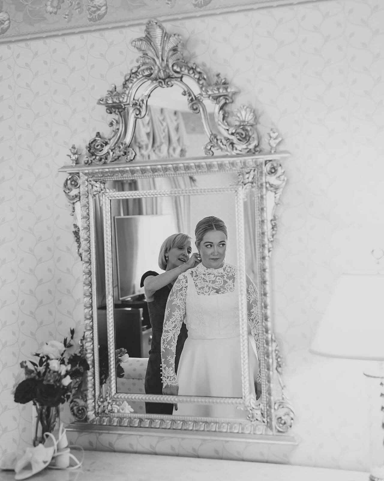 I&rsquo;m working my way through S&amp;J&rsquo;s wedding this past weekend and I had to share this shot. This classic beauty was right at home in the Princess Diana suite at @thedrakechicago. What an iconic photo of mom and daughter getting ready 🩵