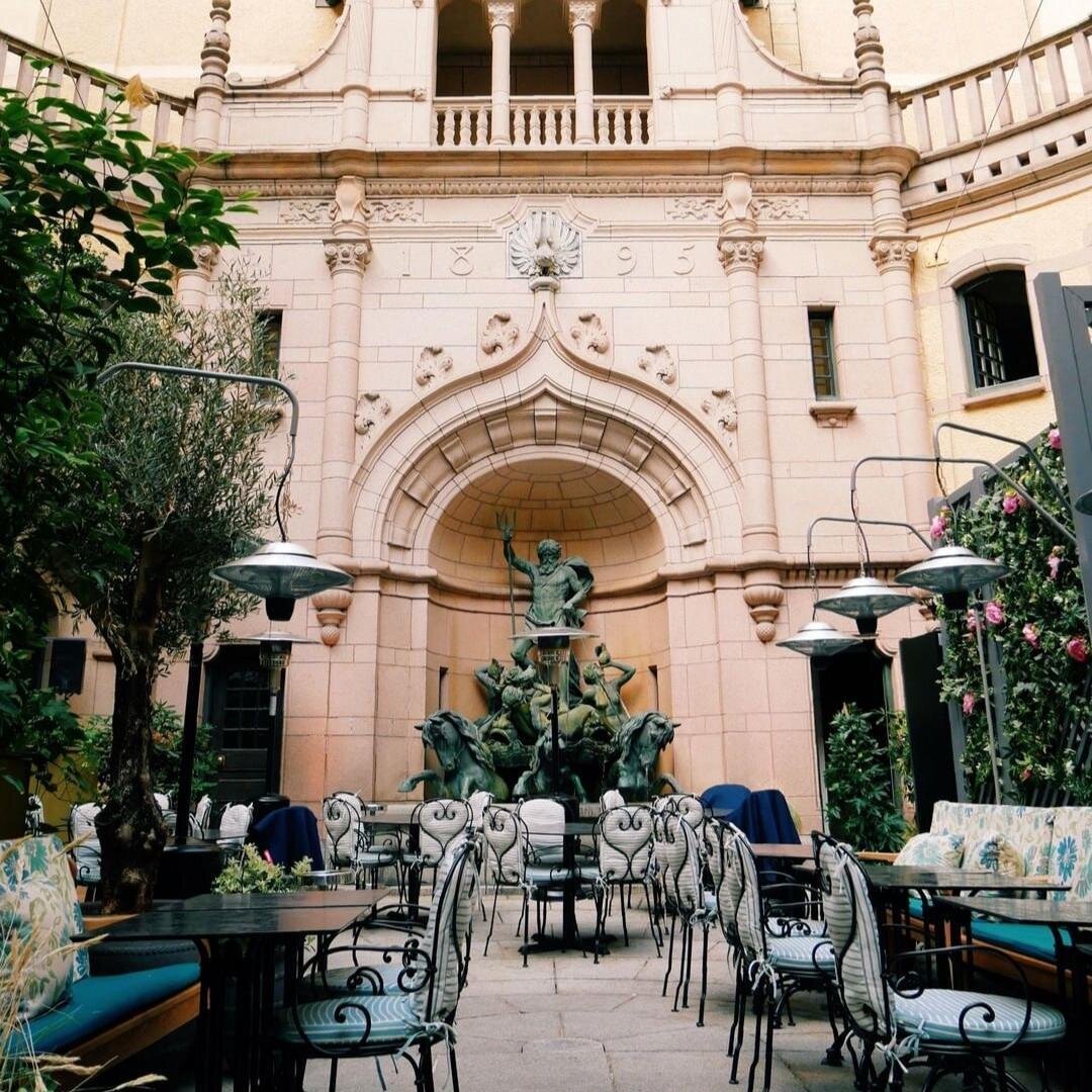 Hidden gem: the Hallwyl restaurant and bar @hallwylskabar is located in one of the most beautiful courtyards in Stockholm! Right in the heart of the city, this magical oasis is a great place for lunch, dinner or drinks surrounded by the palace walls 