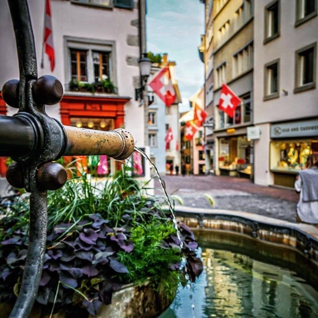 Don't buy bottled water when you're in Zurich. You can simply drink the water from any fountain you see in Zurich😉
.
And they've got quite a few of them (1224 to be exact, actually). Lots of occasions to take a sip and refill your bottles. This save