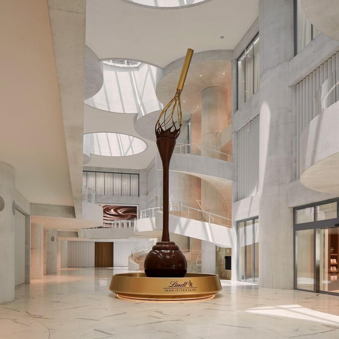 The home of chocolate 😍😍
.
Switzerland's ultimate chocolate attraction. The Lindt Home of Chocolate is a state-of-the-art experience for chocolate lovers 🍫
The 9 Meter high chocolate fountain is unique worldwide. Which is your favourite place to s