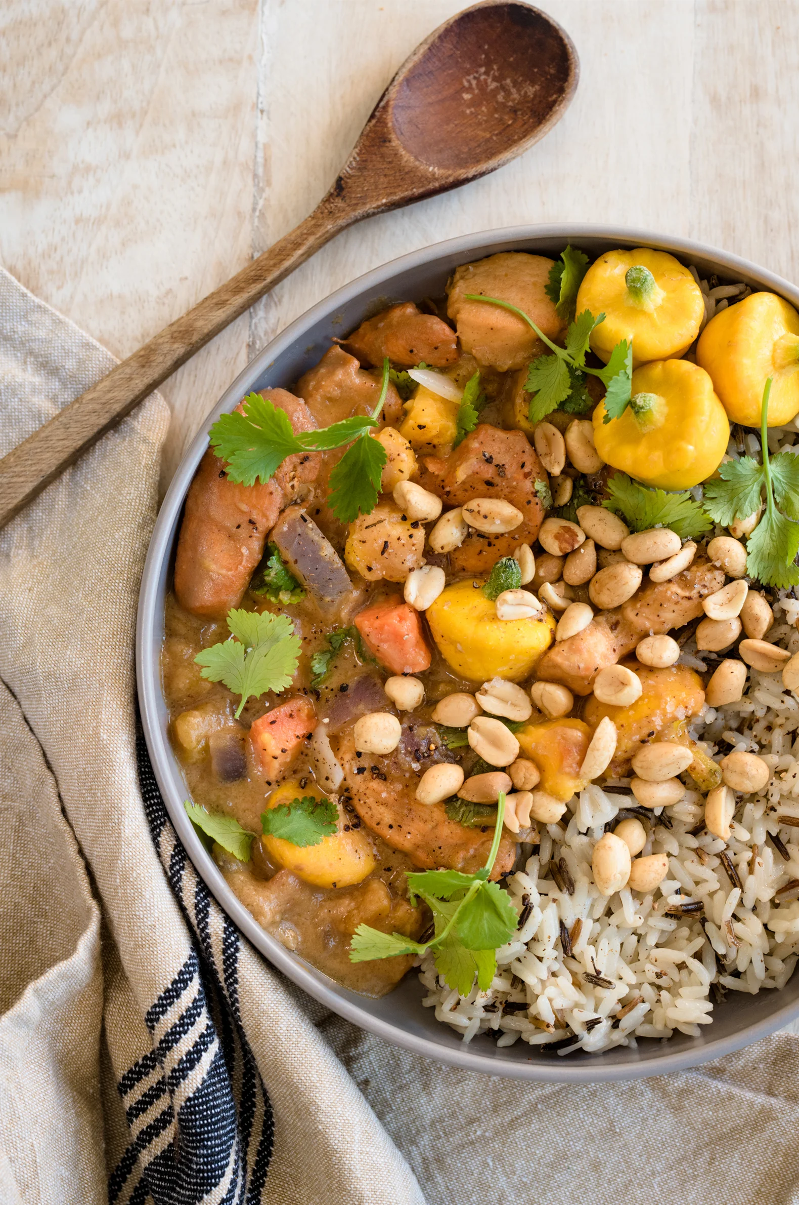 Ragoût de poulet africain - Recette tirée du livre Légumineuses & Cie Photographie : Catherine Côté Stylisme culinaire : Hubert Cormier
