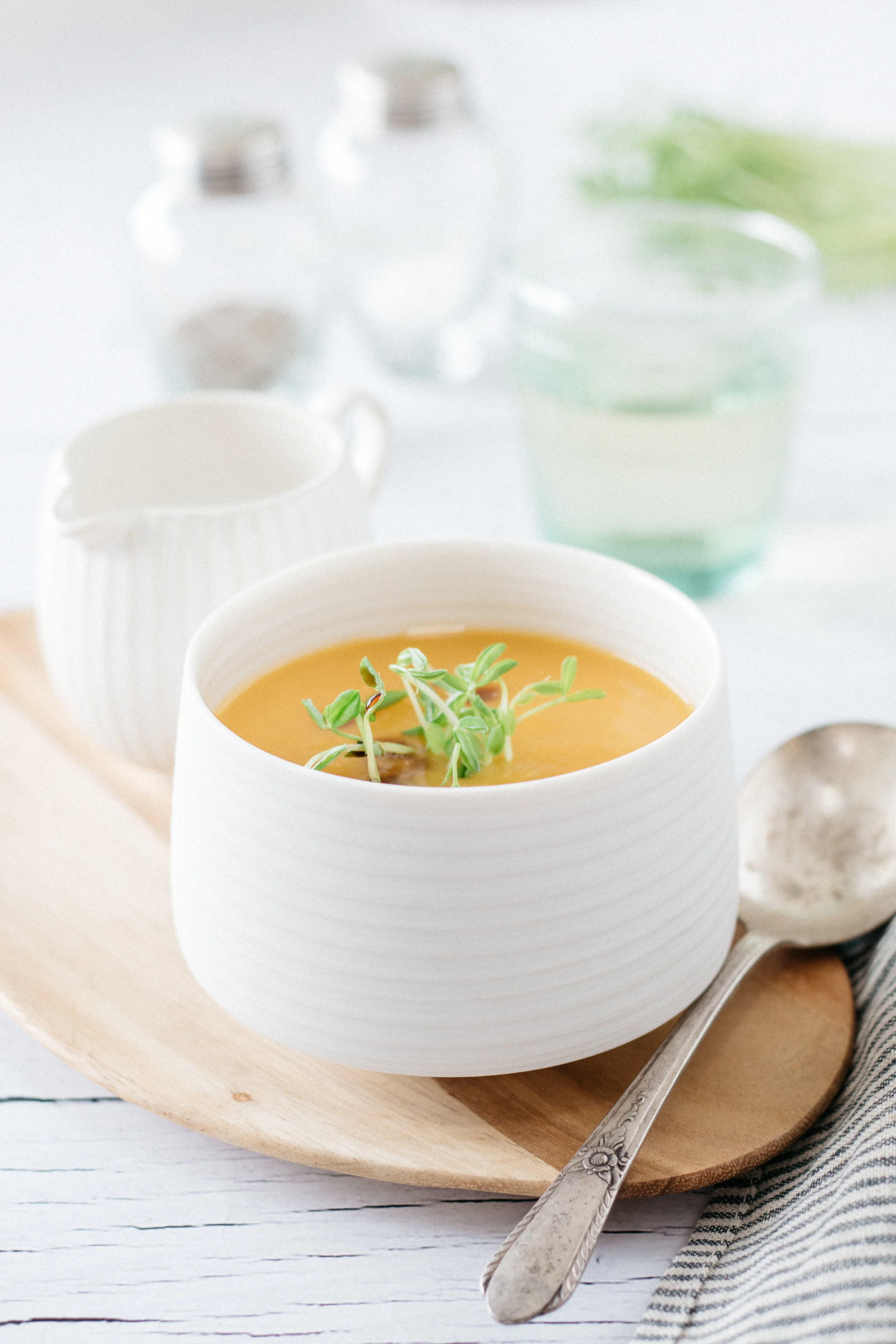 Potage à la courge, à l'orange et au fenouil Photographie et stylisme culinaire : Hubert Cormier