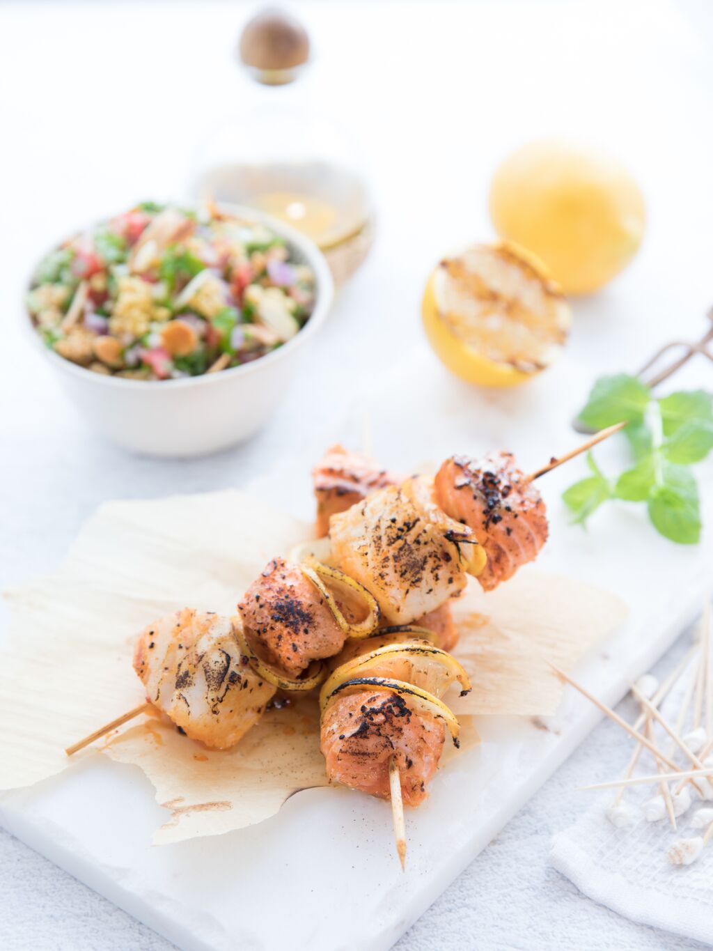 Brochettes de poisson marinées servies avec un tabouleh croquant à la menthe Photographie culinaire : Hubert Cormier Stylisme culinaire : Hubert Cormier