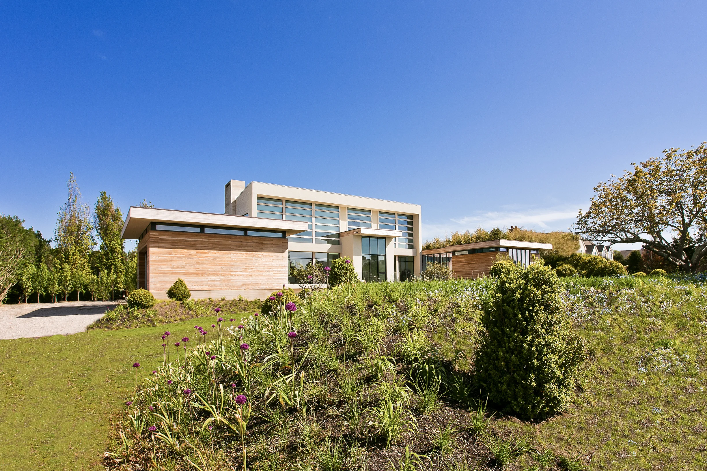 Bridgehampton house, full exterior from street