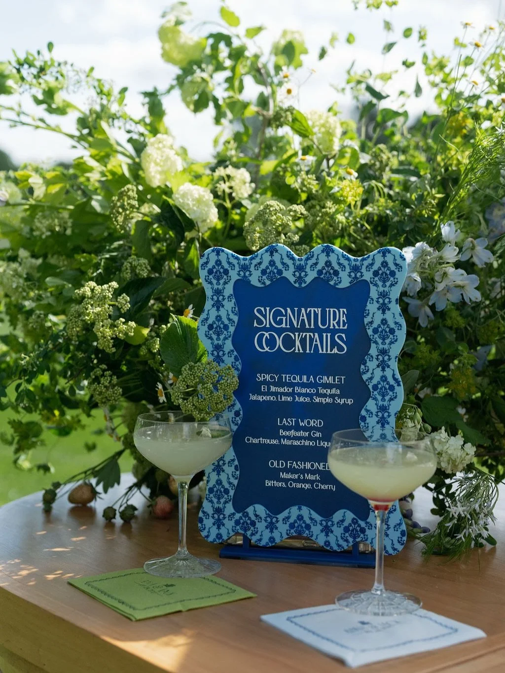 Textural blooms, crisp cocktails, and a hint of spice 🌼🍸 From the vibrant bar menus to the jalape&ntilde;o-kissed gimlets, every detail from Anna and Jack&rsquo;s cocktail hour was designed to feel as fresh and joyful as the season. A little garden