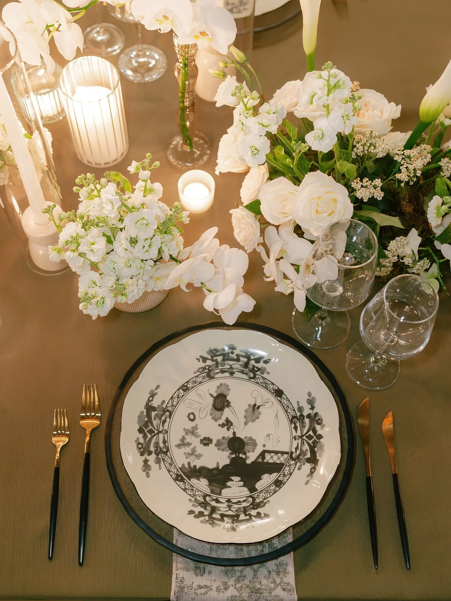 An ode to understated refinement.
Candlelight spilling across sculptural white florals and @ginori1735 porcelain, paired with black caned chairs, brought a contemporary, chic edge to the historic Astor Ballroom for Talia &amp; Connor&rsquo;s wedding.