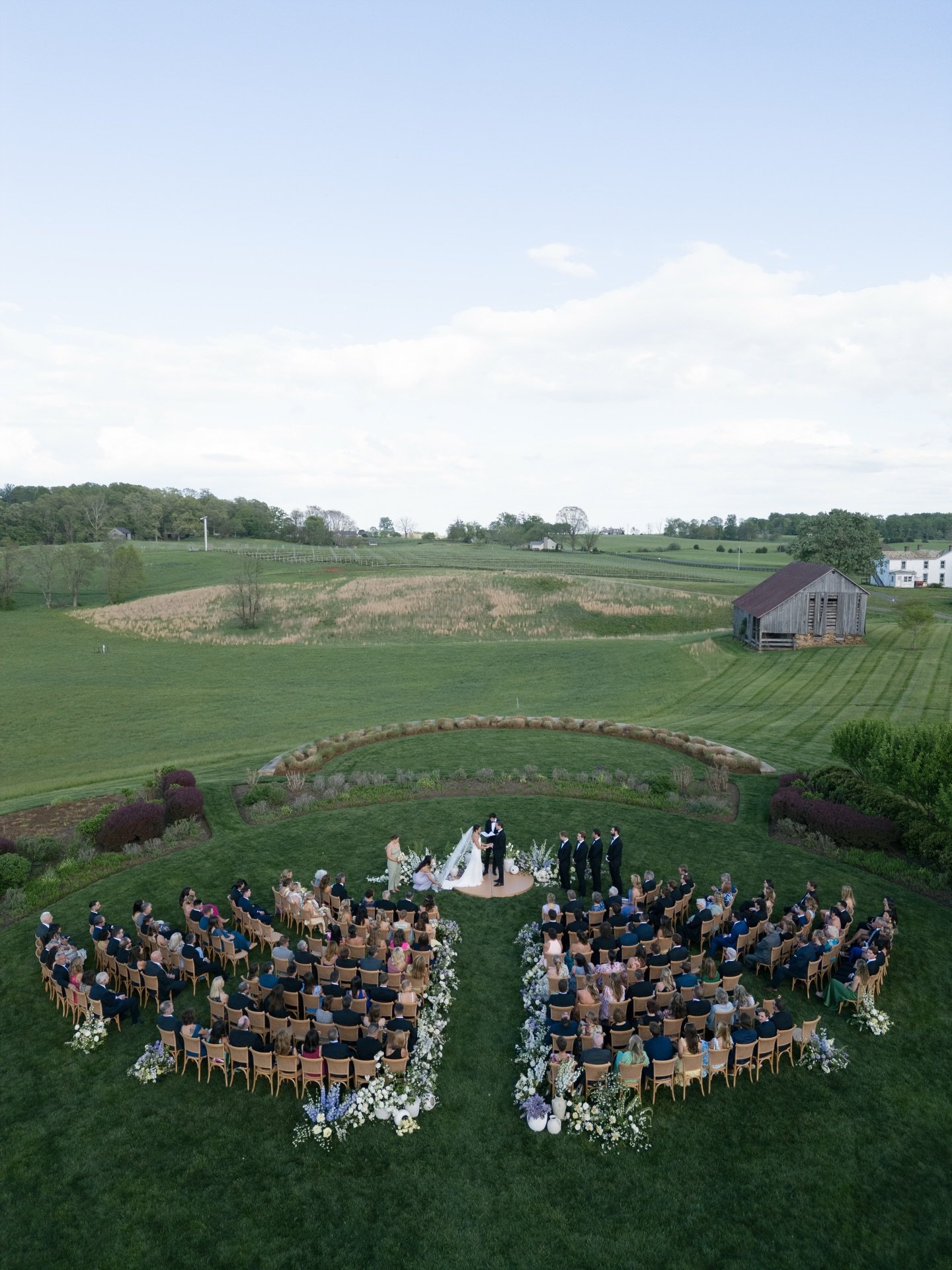 Starting 2026 on a high note with Jessie and Ryan&rsquo;s wedding featured on @stylemepretty ✨

A few favorite captures from this breathtaking Spring day set in Virginia&rsquo;s wine country. 

Photographer @allisondash 
Planning &amp; Design @sarahk