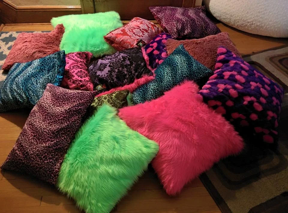 Pile of de Dar a Luz pillows!