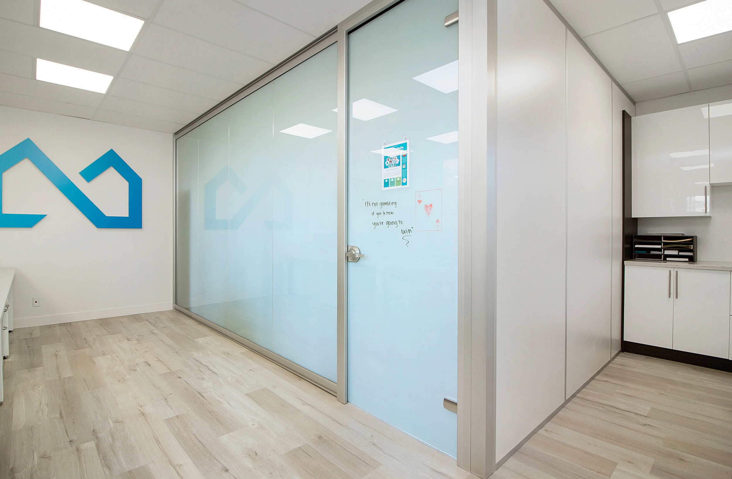 NXT Wall View series with Glass Apps Smart Glass. Flex Series side walls were used in a white laminate.