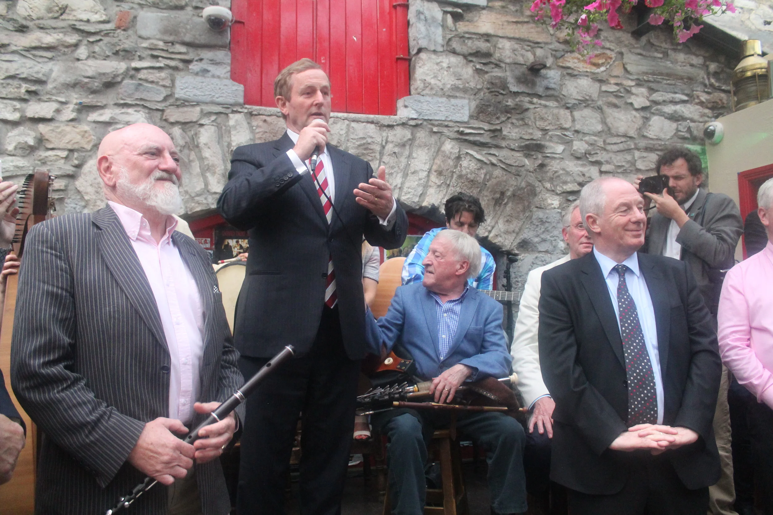  An Taoiseach Enda Kenny with Matt Molloy, The Chieftains and Minister Michael Ring 