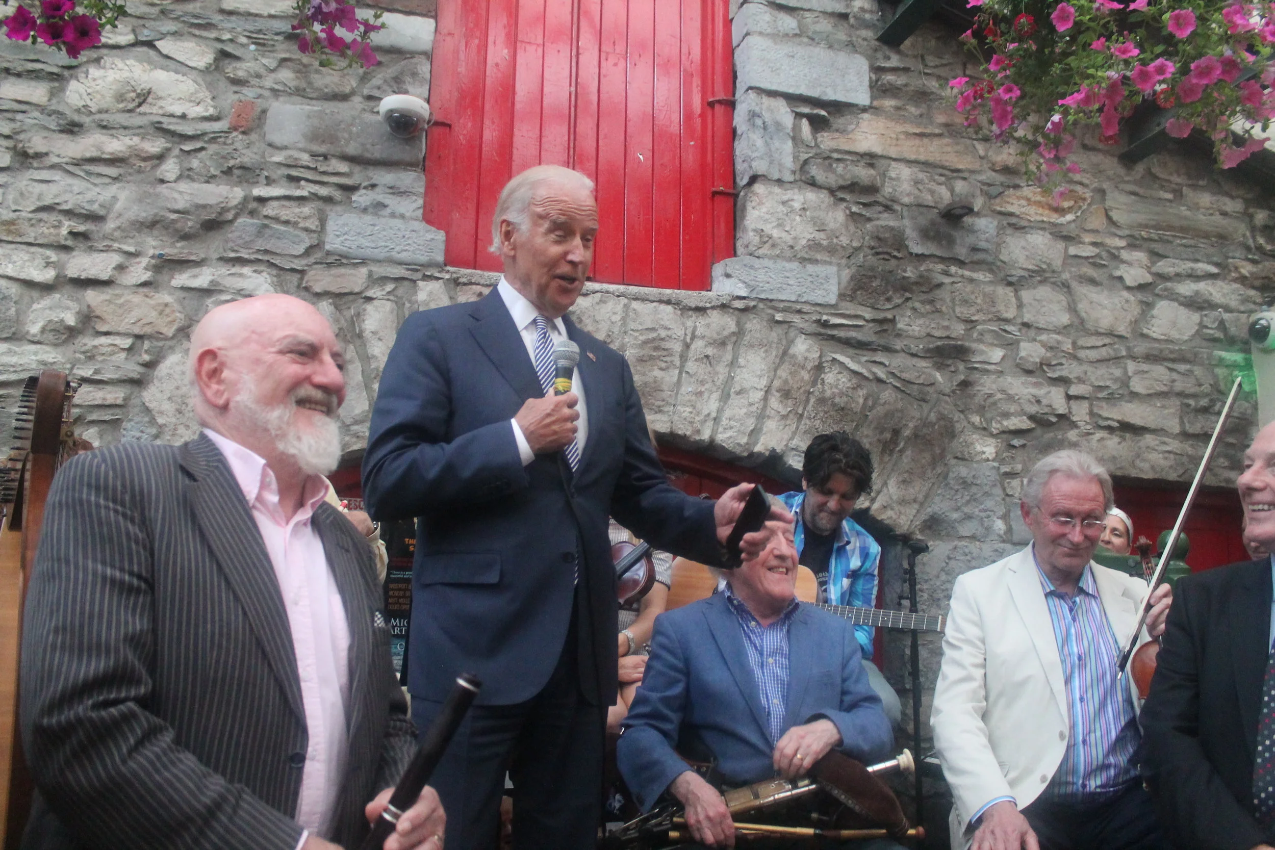  U.S. Vice President Joe Biden speaks to the crowd in Matt Molloy's Yard Bar (21st June 2016) 