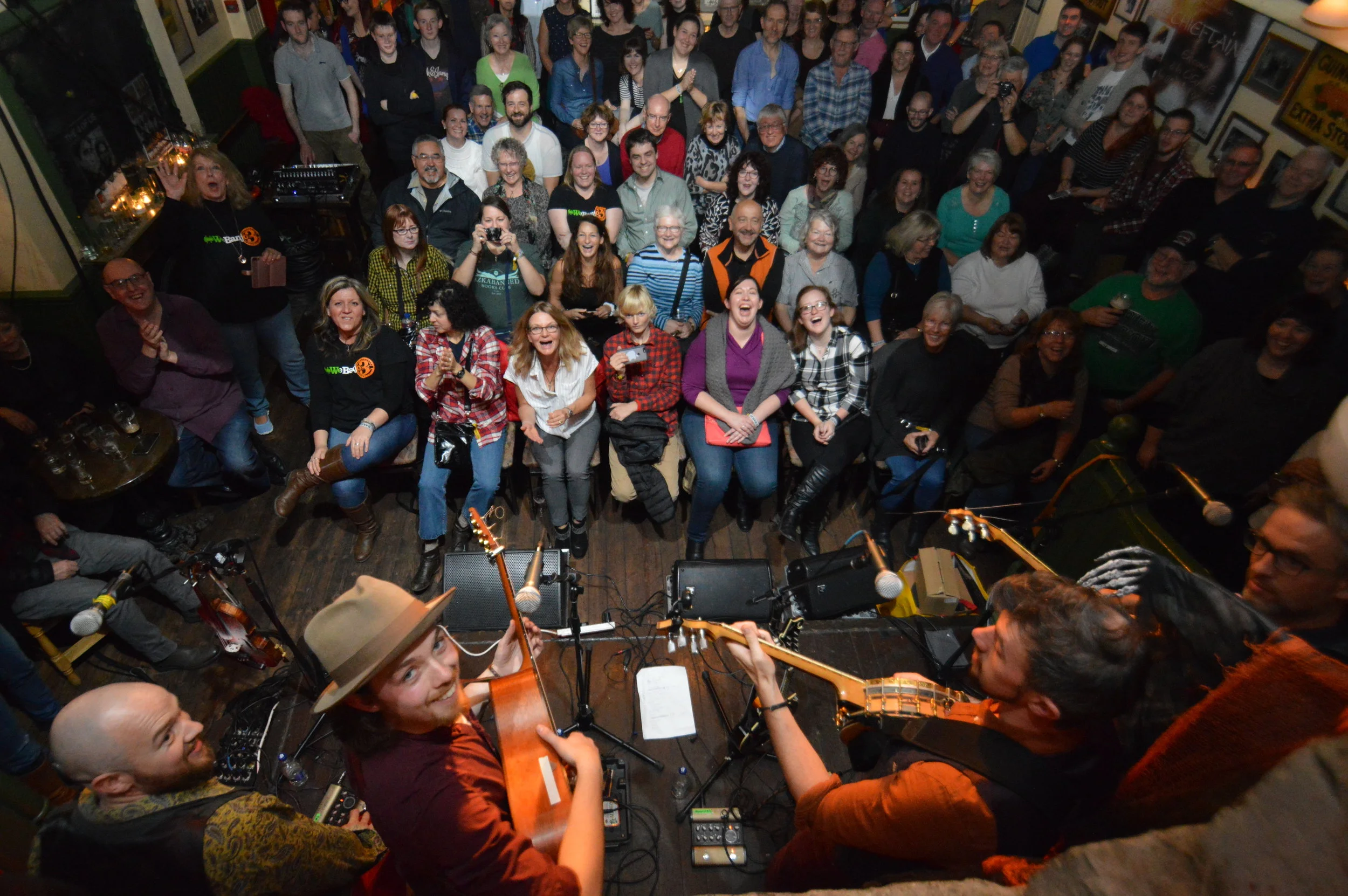  A full house in Matt Molloy's Yard bar for 'We Banjo 3' gig 