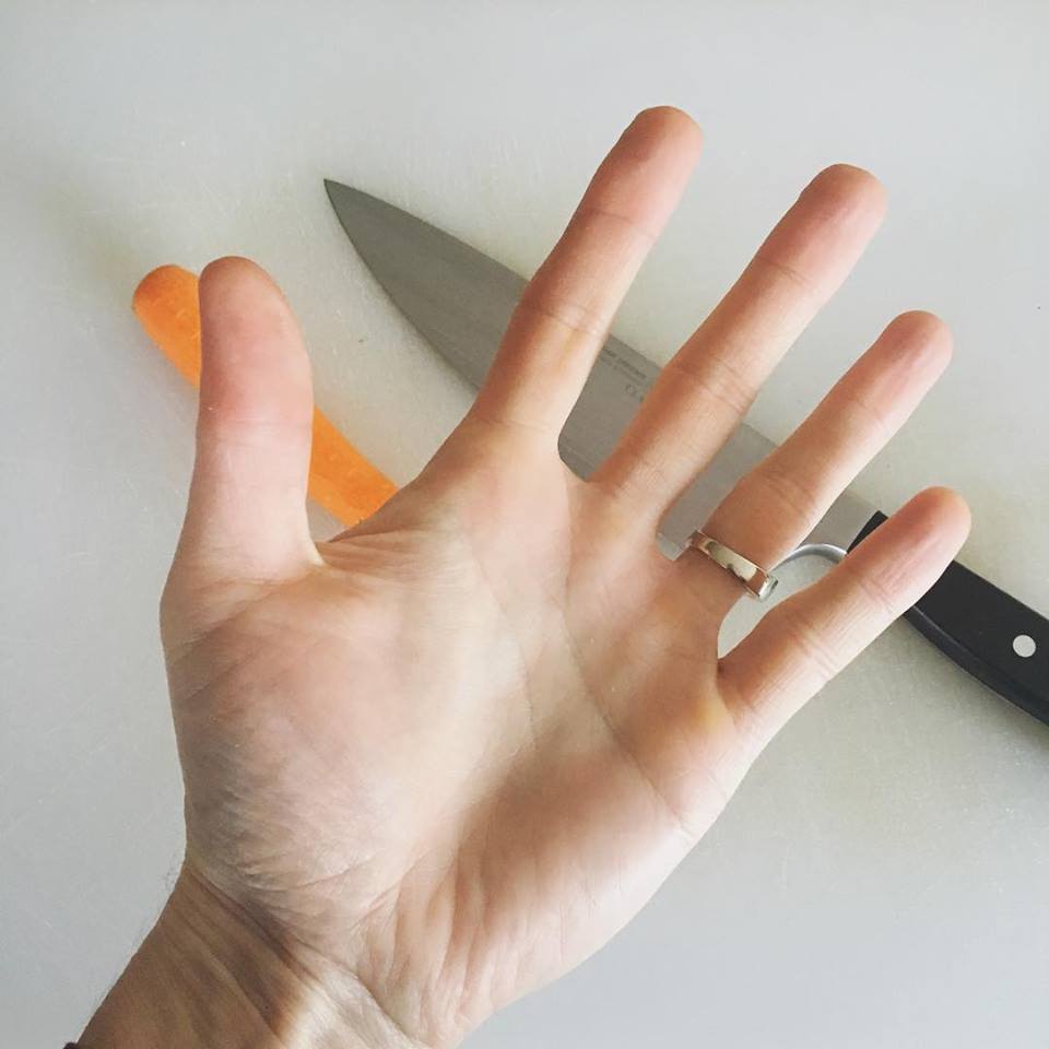 knife_skills_hand_positions_01.jpg