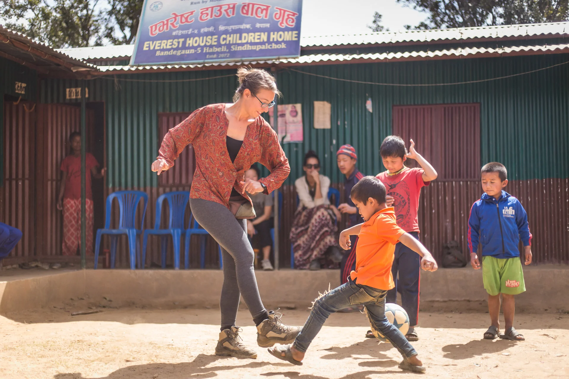 Architect, Laura Villasante playing with the kids at their temporary home.