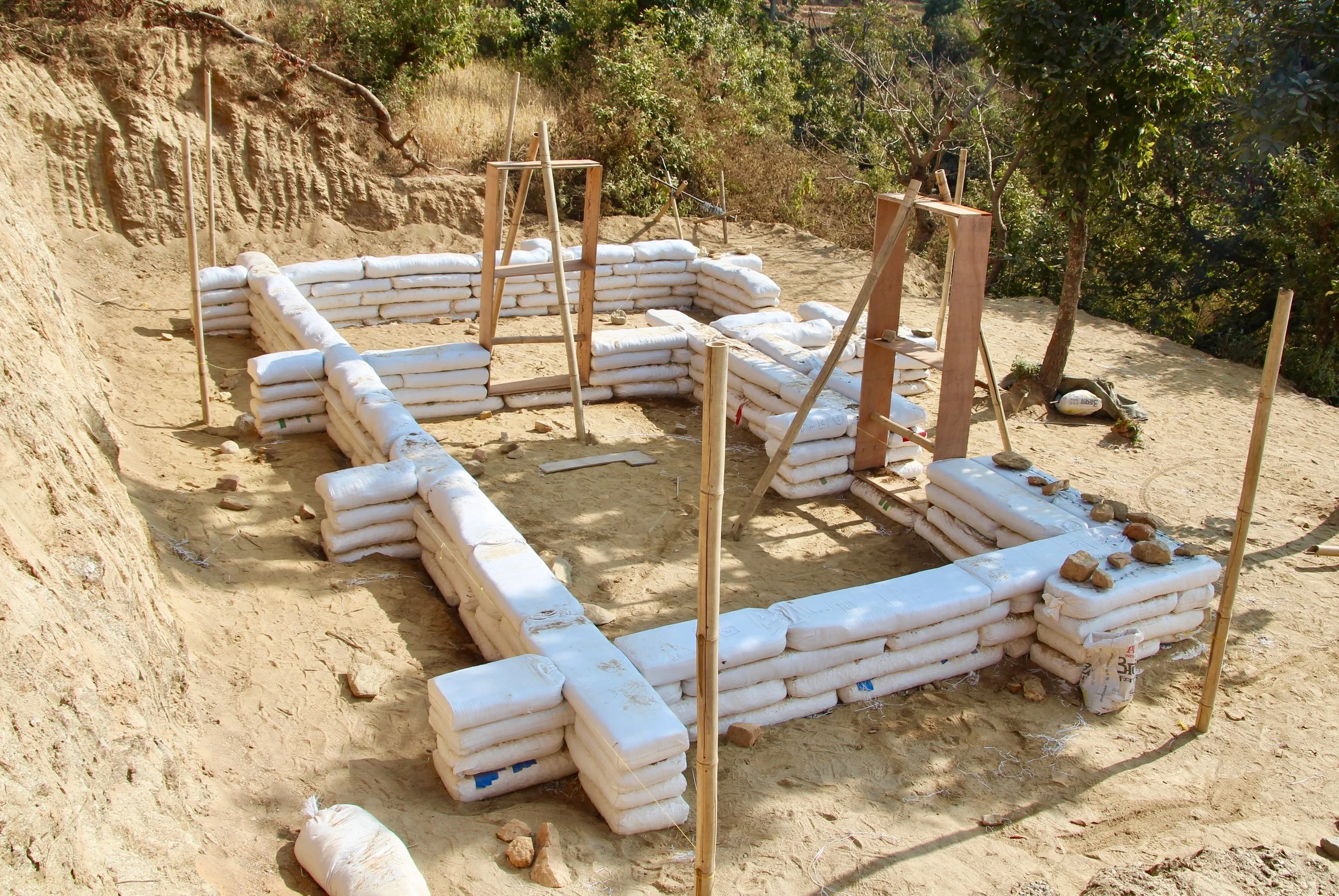 This week, we completed the 6th course of the new earthbag Coffee Cooperative Office and Meeting Hall.. This construction will be completed by April, 2019 and will provide the region’s farmers with a place to process and store their new coffee harvests. It will also host trainings for organic agriculture, tree care and compost management.