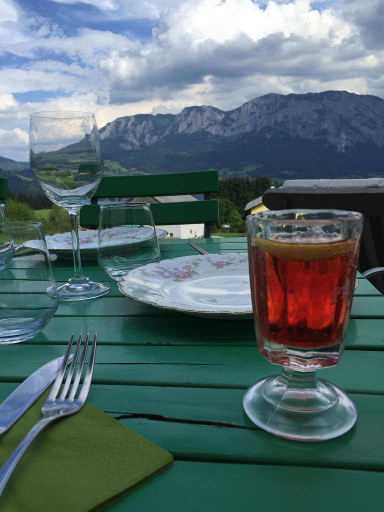 Attersee_Terrasse_Tisch mit Blick aufs Höllengebirge_Nina Mandl TCM.jpg