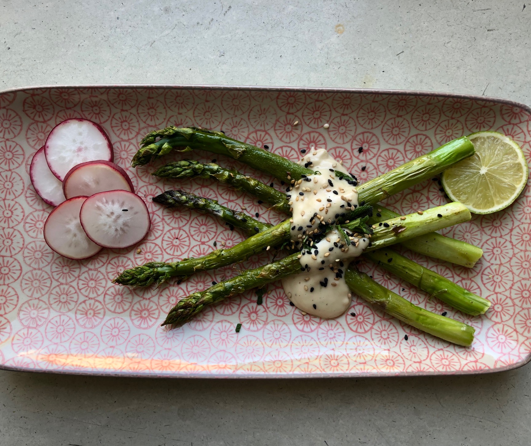 Grüner Spargel aus dem Rohr mit Cashew-Limetten-Sauce — nina mandl tcm