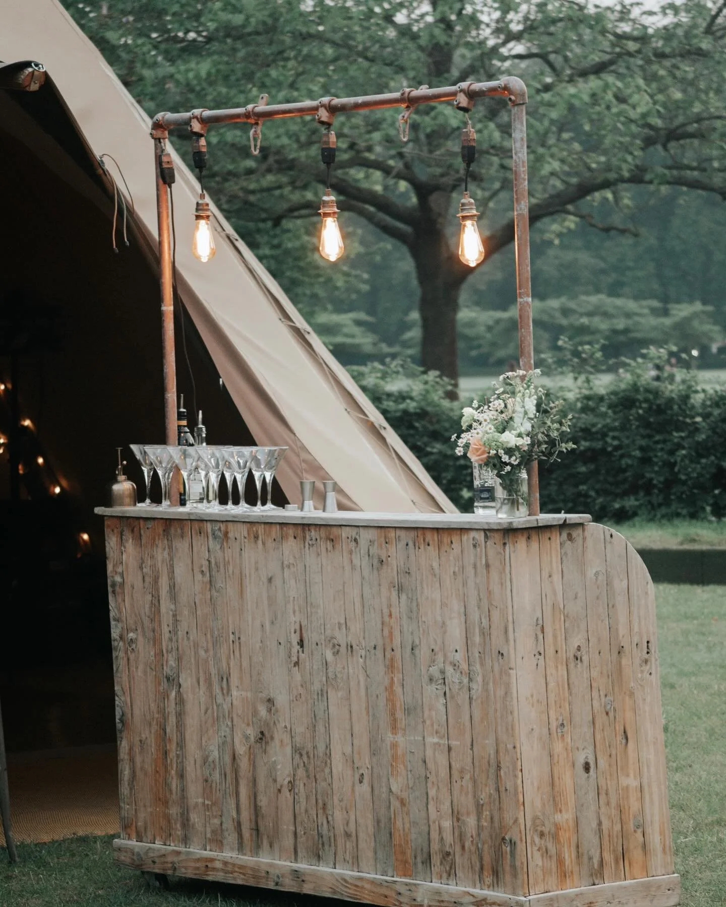 ✨ Pop - Up Bars ✨

We love the magic our converted mobile bars bring.

~ Not only are they super stylish &amp; sleek in design they can be transported to multiple locations throughout your event! 

Utilising one of our Pop Up Bars alongside either ou