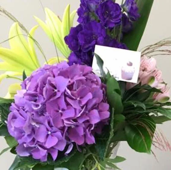 Beautiful flowers to celebrate the start of a new business. Love them ❤️ — at Jonathan Mark Salon. — Sheena Ben