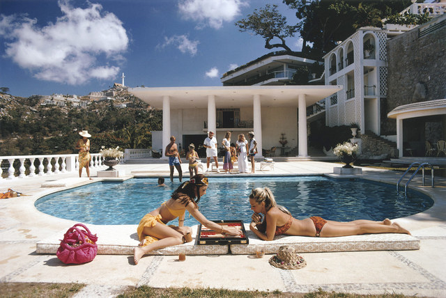 Slim Aarons, Poolside Backgammon , 1972