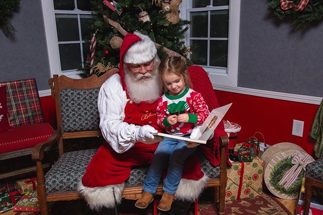 We ❤️ reading The Night Before Christmas every year, especially when it's with Santa! You and your family can join us in this tradition for 4 nights only on December 9, 10, 16 and 17 during Santa's Magical Moments. Booking is now available at the lin