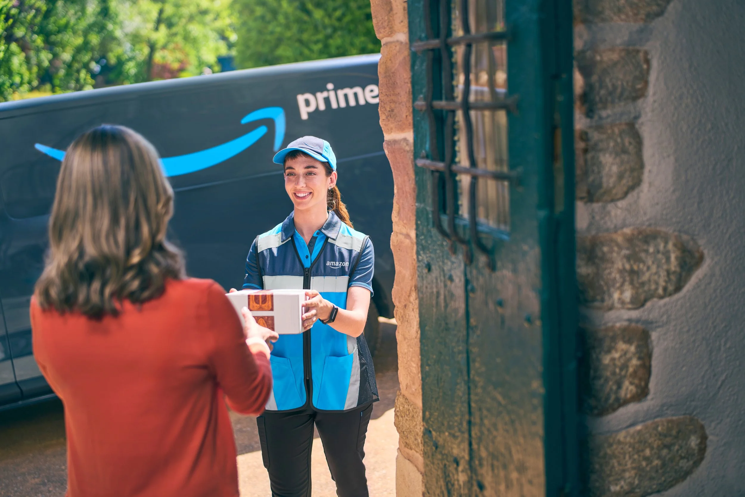 019-ES-SWA-Country_Home-Delivery-Customer-09732_R2_Final 1.jpg