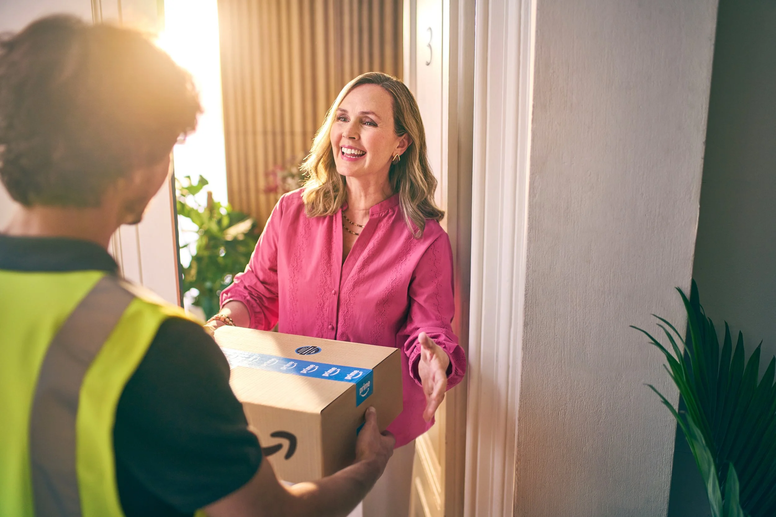 HD_2025_ES_025-ES-Hub-Urban_Apt-At_Door-Customer-12693_R2_Final 1.jpg