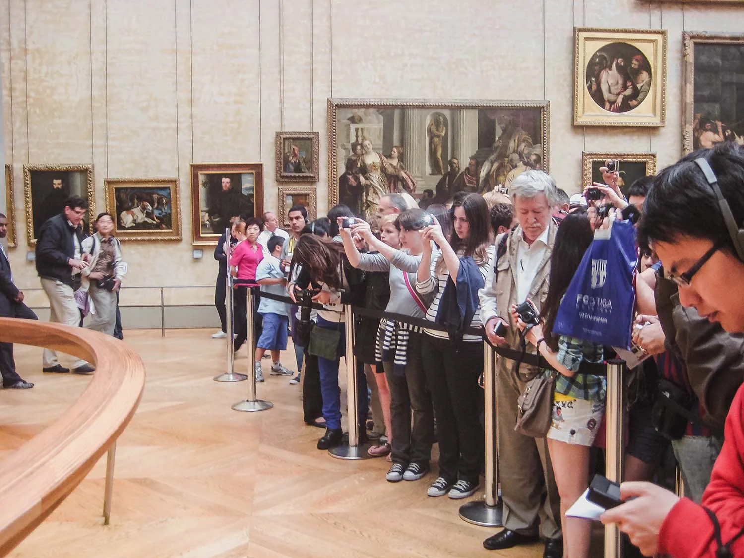 Paris-the-lourve-exhibition.jpg
