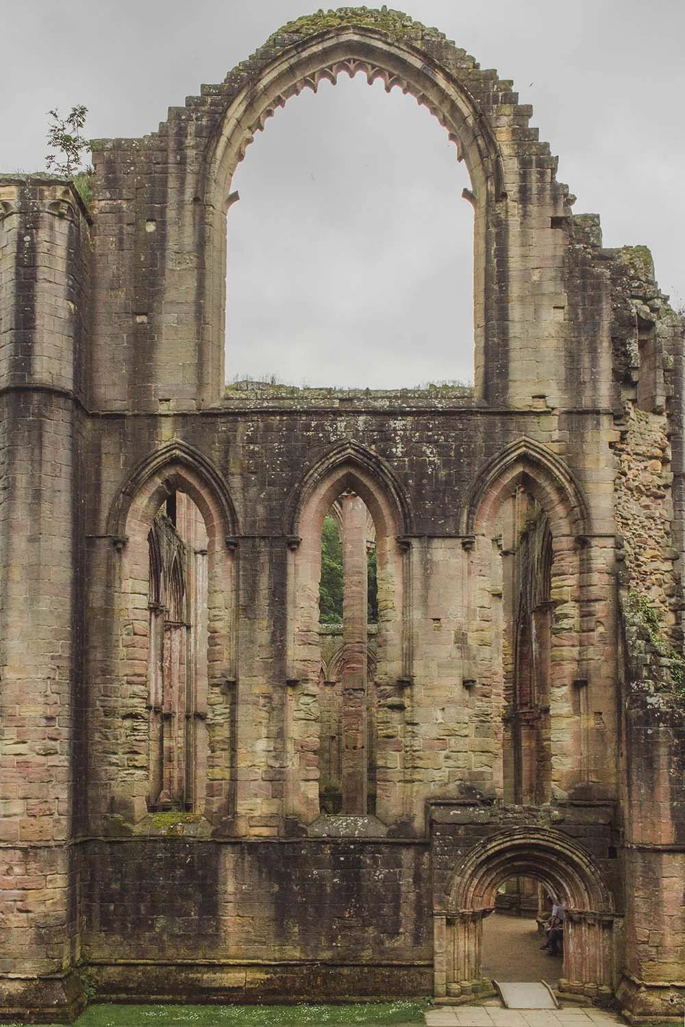 fountains-abbey-england-ruins-greenery.jpg
